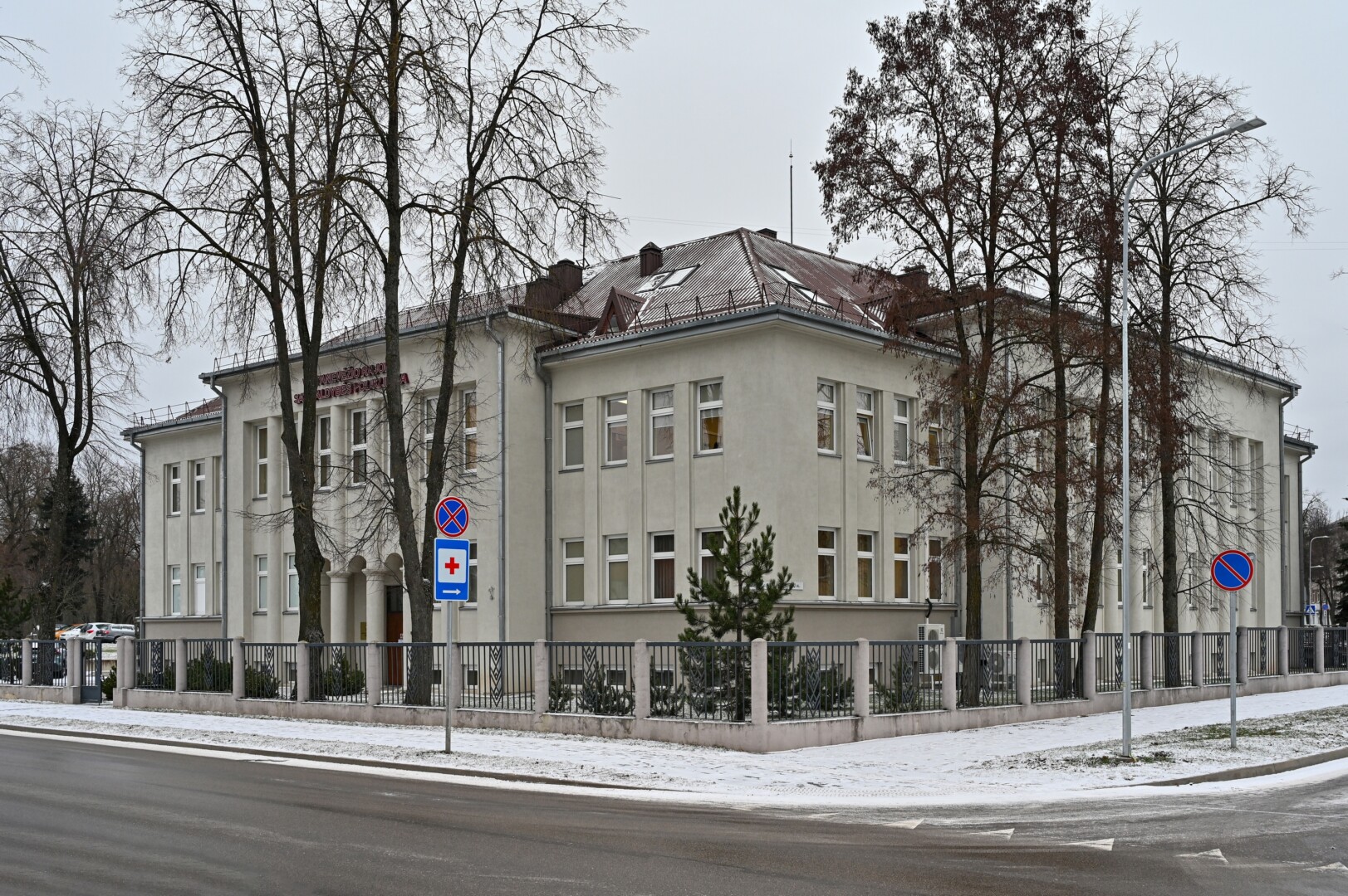 Panevėžio rajono poliklinikoje prisiregistravusi pacientė pasakoja, jog vien tam, kad būtų išrašyti kompensuojamieji vaistai, eilėje jai teks laukti tris savaites. G. KARTANO nuotr.