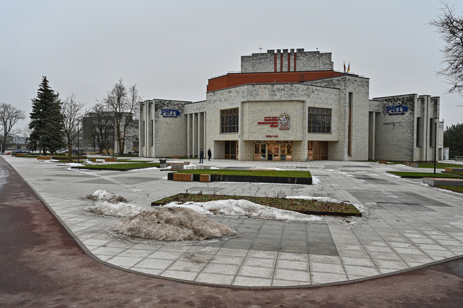 Po savo pačios langais aikštę prie Kultūros centro atnaujinęs PST turės ir teismui pasiaiškinti dėl darbų kokybės. G. KARTANO nuotr.