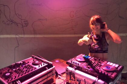 Smulkutės, stilingais akinukais nosį padabinusios septyniolikmetės panevėžietės Norgailės Janikūnaitės, pasivadinusios DJ Norgos slapyvardžiu, neįmanoma nepastebėti.