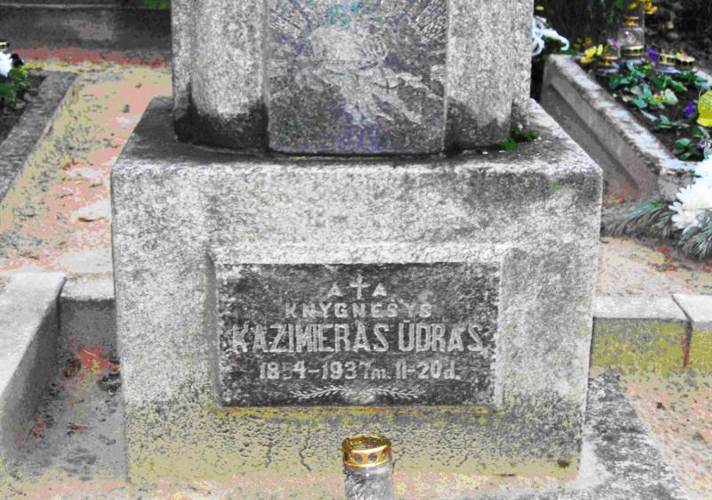 Nacionalinio reikšmingumo statusą turinti brolio ir sesers Kazimiero bei Augustės Ūdrų kapavietė Naujamiesčio seniūnijos Vadaktėlių kapinėse tapo dar svarbesnė.