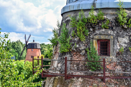 Pusantro šimto metų turtingą istoriją menantis vienas vos iš dviejų Panevėžyje išlikusių vėjo malūnų Ramygalos gatvėje grimzta praeitin nykiai irdamas.