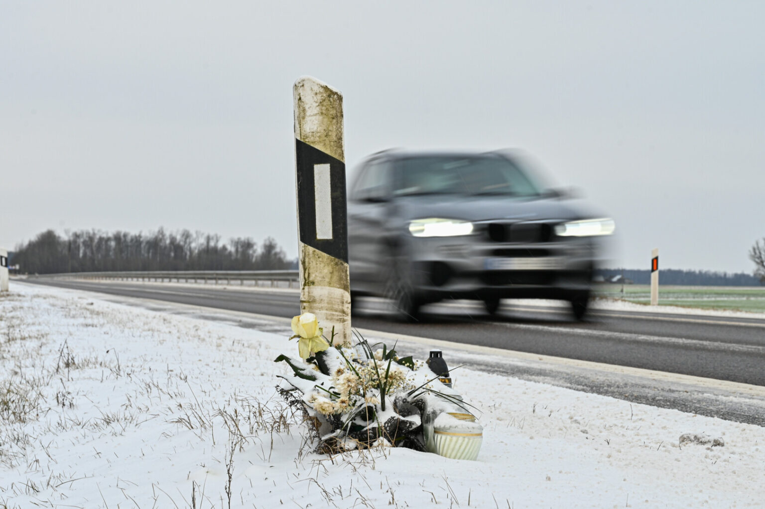 Už Ramygalos Kauno link besidriekianti kelio „Via Baltica“ atkarpa vietos žmonių vadinama tai mirties keliu, tai pragaro vėžėmis. Likus dviem dienoms iki Kūčių ši vieta vėl pareikalavo aukos.