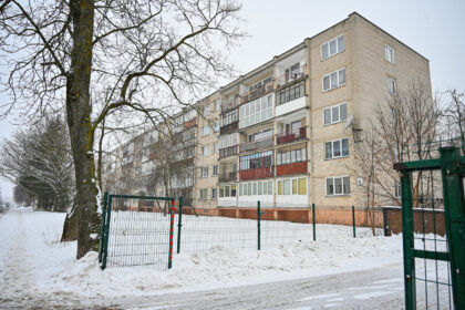 Tragedija sostinės Viršuliškių daugiabutyje dar labiau išgąsdino Panevėžio Durpyno gatvės daugiabučio gyventojus, kenčiančius neprognozuojamos kaimynės išpuolius.