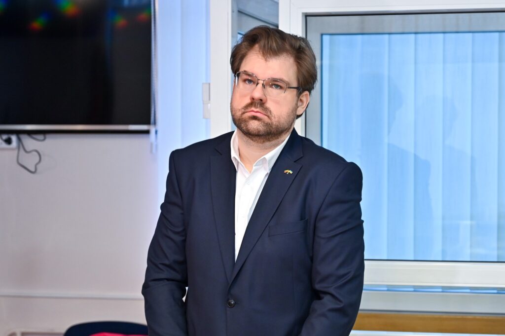 Dėl seksualinių nusikaltimų prieš nepilnamečius teisiamo eksparlamentaro Kristijono Bartoševičiaus byloje pradėjus rašytinių įrodymų tyrimą, peržiūrimi nukentėjusiųjų apklausų vaizdo įrašai, kaltinamasis teismo taip pat prašo leisti jam išvykti iš Lietuvos.