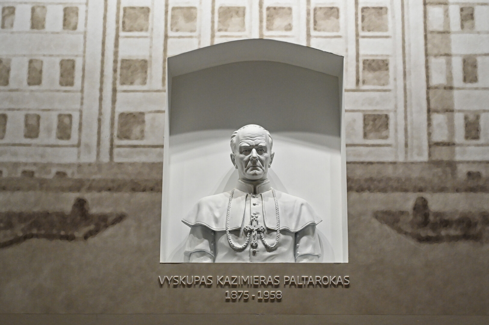 Gimnazijos koridoriuje mokinius kasdien pasitinka šio pastato pradininko, viziją Panevėžiui turėti savąją kunigų seminariją bandžiusio paversti realybe vyskupo Kazimiero Paltaroko biustas. P. ŽIDONIO nuotr.