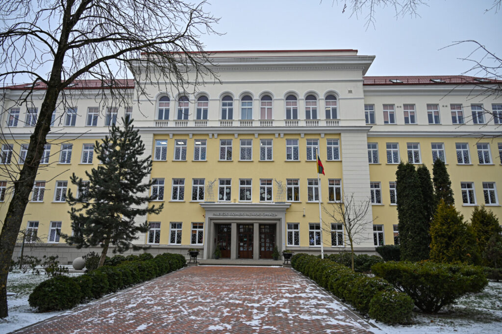 Ar kitaip atrodytų šiuolaikinis Panevėžys, jei karas ir sovietų okupacija nebūtų sutrukdę vyskupo Kazimiero Paltaroko pradėtos kunigų seminarijos statybos? Ar dabar Aukštaitijos sostinė rikiuotųsi tarp tokias seminarijas turinčio Vilniaus, Kauno ir Telšių?