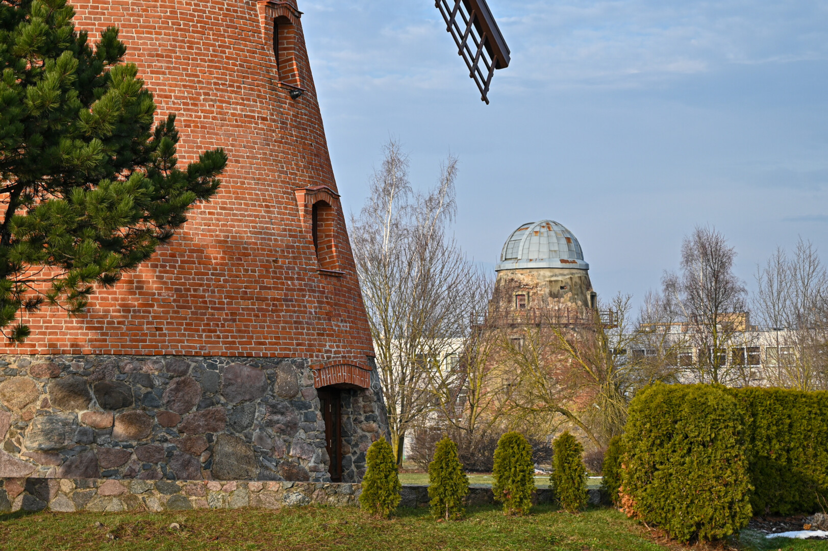 Panevėžio simbolių – Ramygalos gatvės malūnų – istorija panaši, bet likimai skirtingi. Vienas mojuoja naujais sparnais, kitas baigia sugriūti. P. ŽIDONIO nuotr.