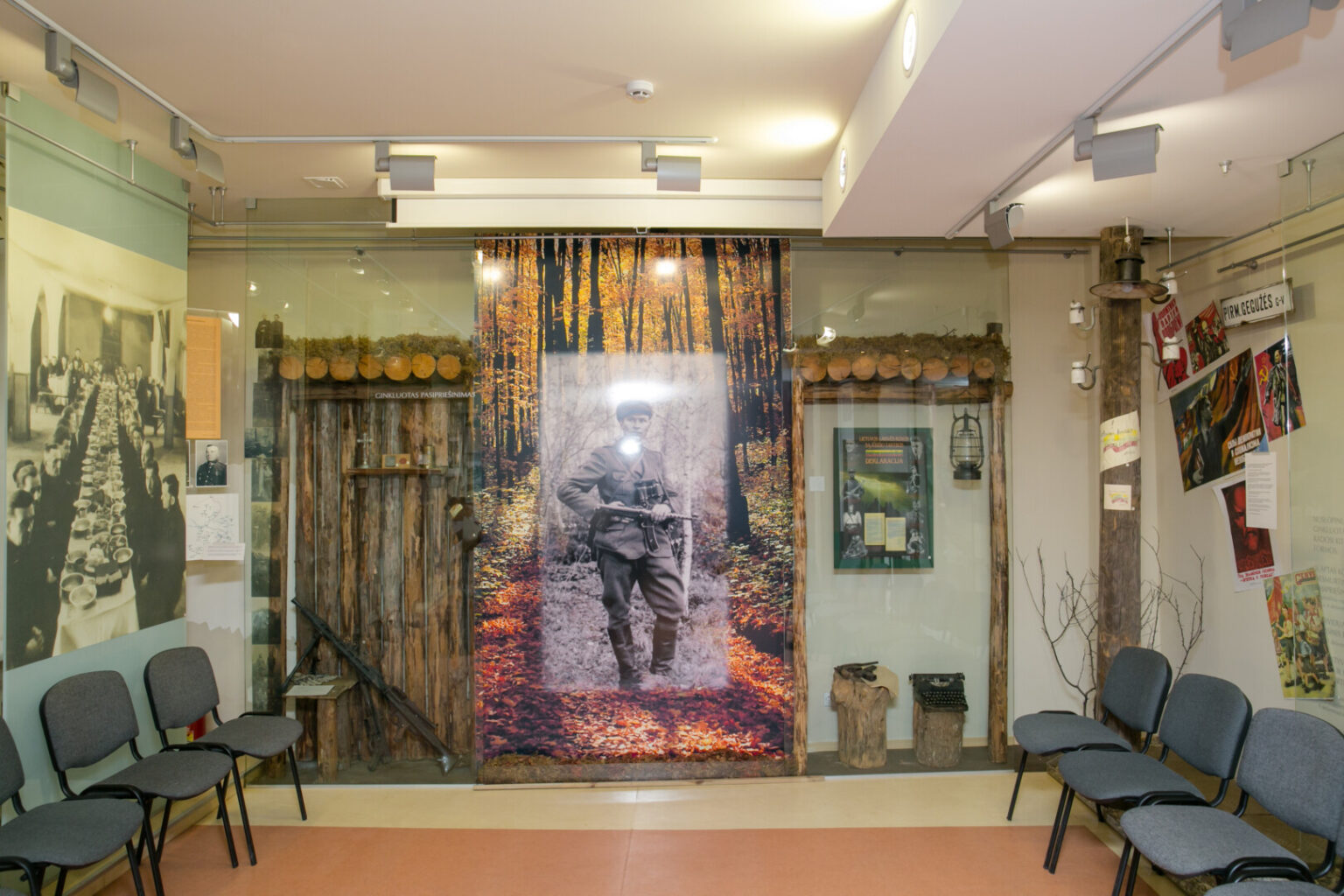 Ką iš tiesų teko patirti Lietuvos partizanams, metų metus gyvenusiems miškuose išraustuose bunkeriuose ir nuolatinėje įtampoje, šiandienos žmogui sunku ir įsivaizduoti. Prabanga buvo net tokie įprasti dalykai kaip maisto įsigijimas, jo ruošimas, patalpų šildymas ir net oras, kuriuo kvėpuojama, supant sovietų saugumui ar gyvenant visiškos konspiracijos sąlygomis. Tą liudijo ir užrašyti Panevėžio krašto partizanų prisiminimai.