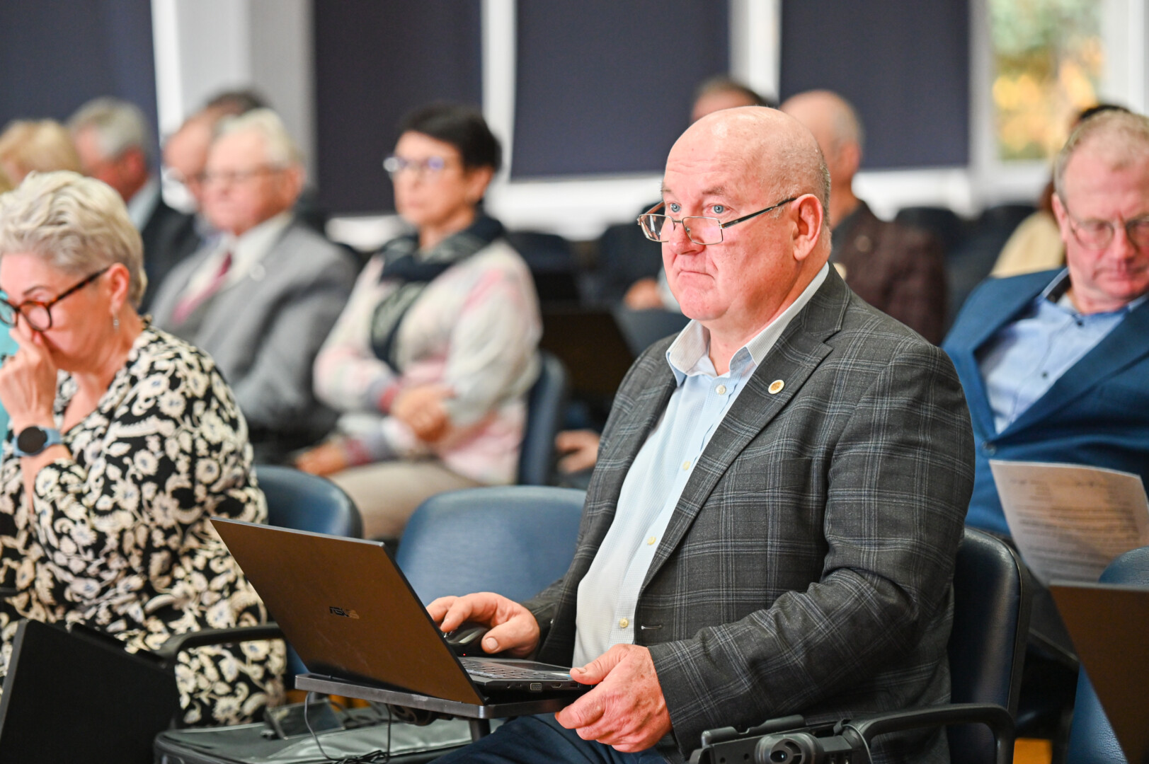 Petras Nevulis tikina savo akimis matęs, kaip rajono Savivaldybės administracijos direktorius šokių aikštelėje spyrė Architektūros skyriaus vedėjui. P. ŽIDONIO nuotr. 