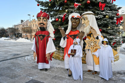 Kalėdinio laikotarpio kulminacija mieste šiandien tapo tradicinės Trijų Karalių eitynės.