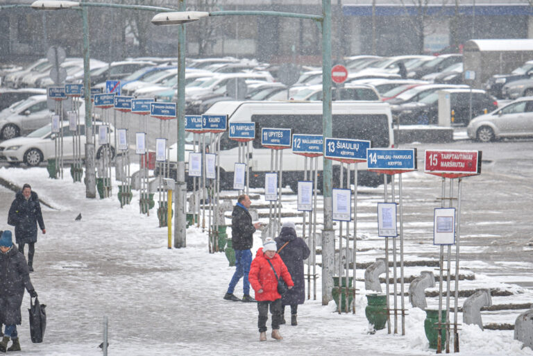 Automobilių taršos mokesčiai, augantys degalų akcizai ar miesto centrų uždarymas transporto priemonėms turėtų paskatinti visuomenę rinktis keliones autobusais, tačiau ir jų sparčiai mažėja.