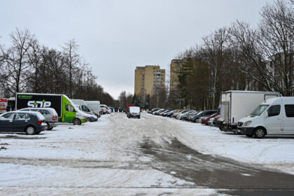 Į aikštelę šalia naujosios žiedinės sankryžos, jungiančios Dariaus ir Girėno, Klaipėdos bei Projektuotojų gatves, nebegrįš daug metų joje žemės ūkio produkciją tiesiai iš automobilių prekiavę žemdirbiai.