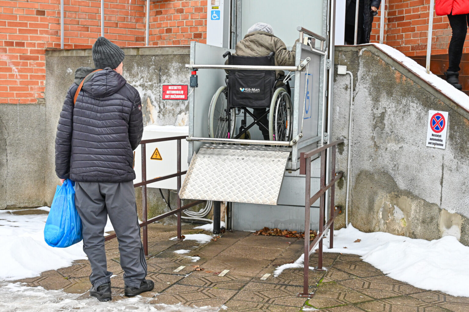 Kojų nevaldančią, prie 100-mečio artėjančią mamą nusiprausti į Panevėžio poliklinikos pašonėje įrengtus Socialinių paslaugų centro dušus atvežęs panevėžietis užsidirbo baudą.