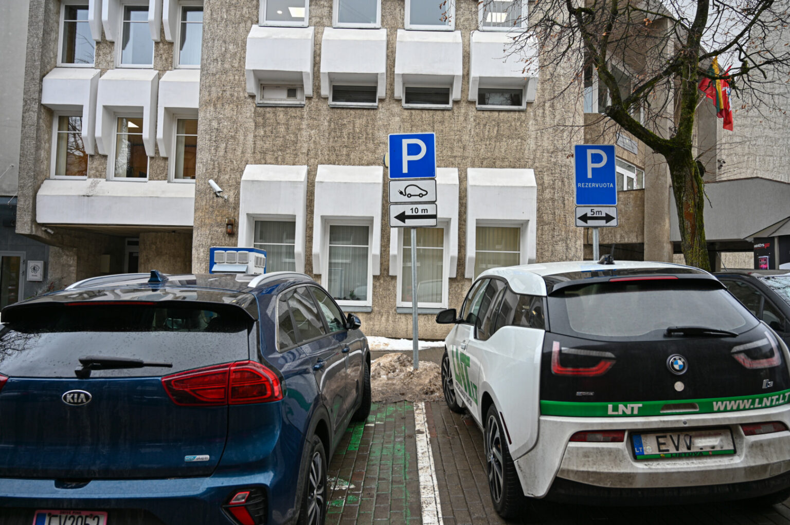 Besikeičiantys skaičiai degalinių švieslentėse elektromobilių vairuotojų negąsdindavo, tačiau, regis, nemokamos elektros era baigiasi.