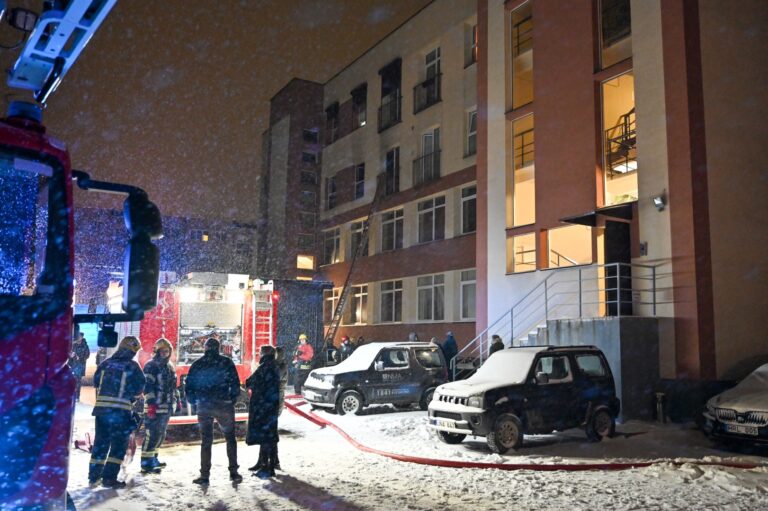 Šiandien 21.14 val. Bendrajame pagalbos centre skubios pagalbos tarnybų ryšio numeriu 112 gautas pranešimas apie tai, kad Panevėžio mieste, Katedros g. dega pastatas, evakuojami žmonės.