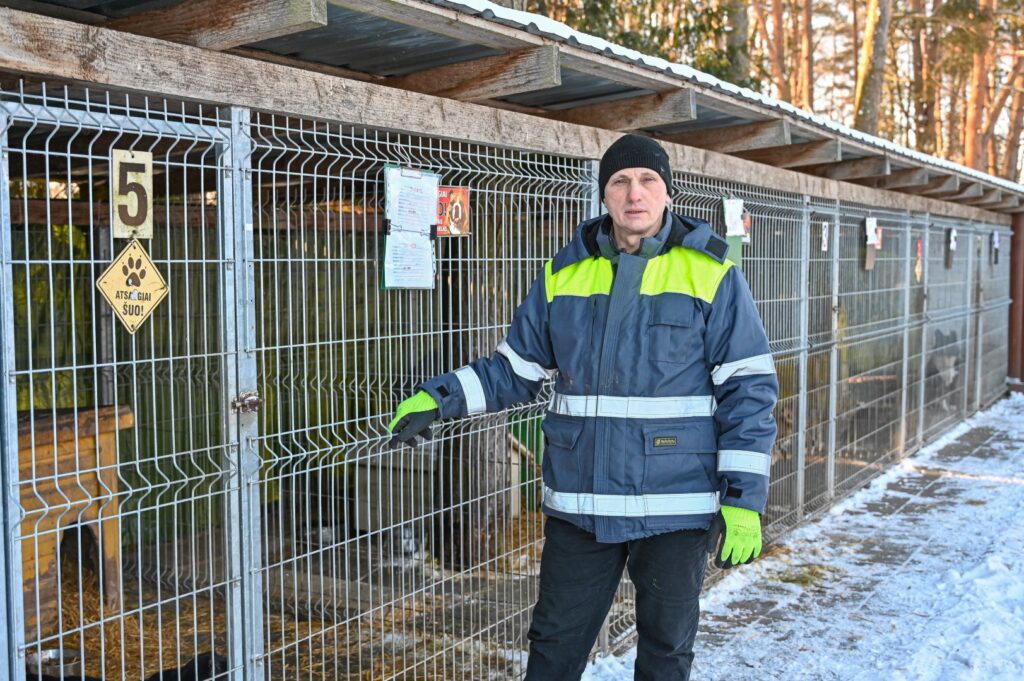 Karo pabėgėlis iš Ukrainos pensininkas Serhijus Spaskiy, gausią šeimą išleidęs į darbus ir mokyklas, pats skuba į gyvūnų prieglaudą Kaimiškyje.