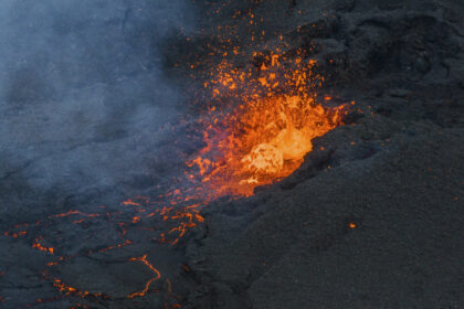 Jau trečią mėnesį ugnimi besispjaudantis Fagradalsfjalo ugnikalnis Islandijoje be namų paliko šešerius metus šioje geizerių ir ugnikalnių žemėje gyvenantį panevėžietį Vytautą Kulikauską.