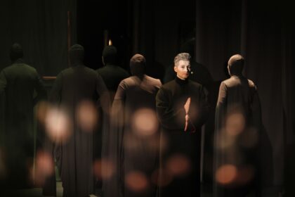 Prof. Vytauto Landsbergio Lietuvos masto įvykiu įvardytas Broniaus Kutavičiaus operos poemos „Strazdas – žalias paukštis“ pastatymas Panevėžio muzikiniame teatre tapo savotišku iššūkiu ir tokio reginio Aukštaitijos sostinėje nemačiusiam žiūrovui, ir patiems atlikėjams.