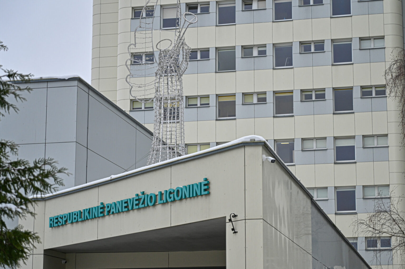 Gydymo įstaigoms į regionus sunkiai prisišaukiant medikų, laisvas darbo vietas užima kalbos pramokę ir licencijas gavę ukrainiečiai.