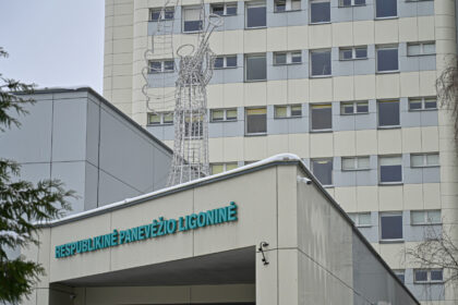 Gydymo įstaigoms į regionus sunkiai prisišaukiant medikų, laisvas darbo vietas užima kalbos pramokę ir licencijas gavę ukrainiečiai.