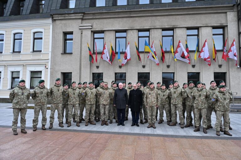 Šiandien vidurdienį prie Panevėžio miesto savivaldybės vyko iškilminga pėstininkų brigados „Geležinis vilkas“ Karaliaus Mindaugo husarų bataliono būrio sutiktuvių iš tarptautinės operacijos „NATO misija Irake" ceremonija.