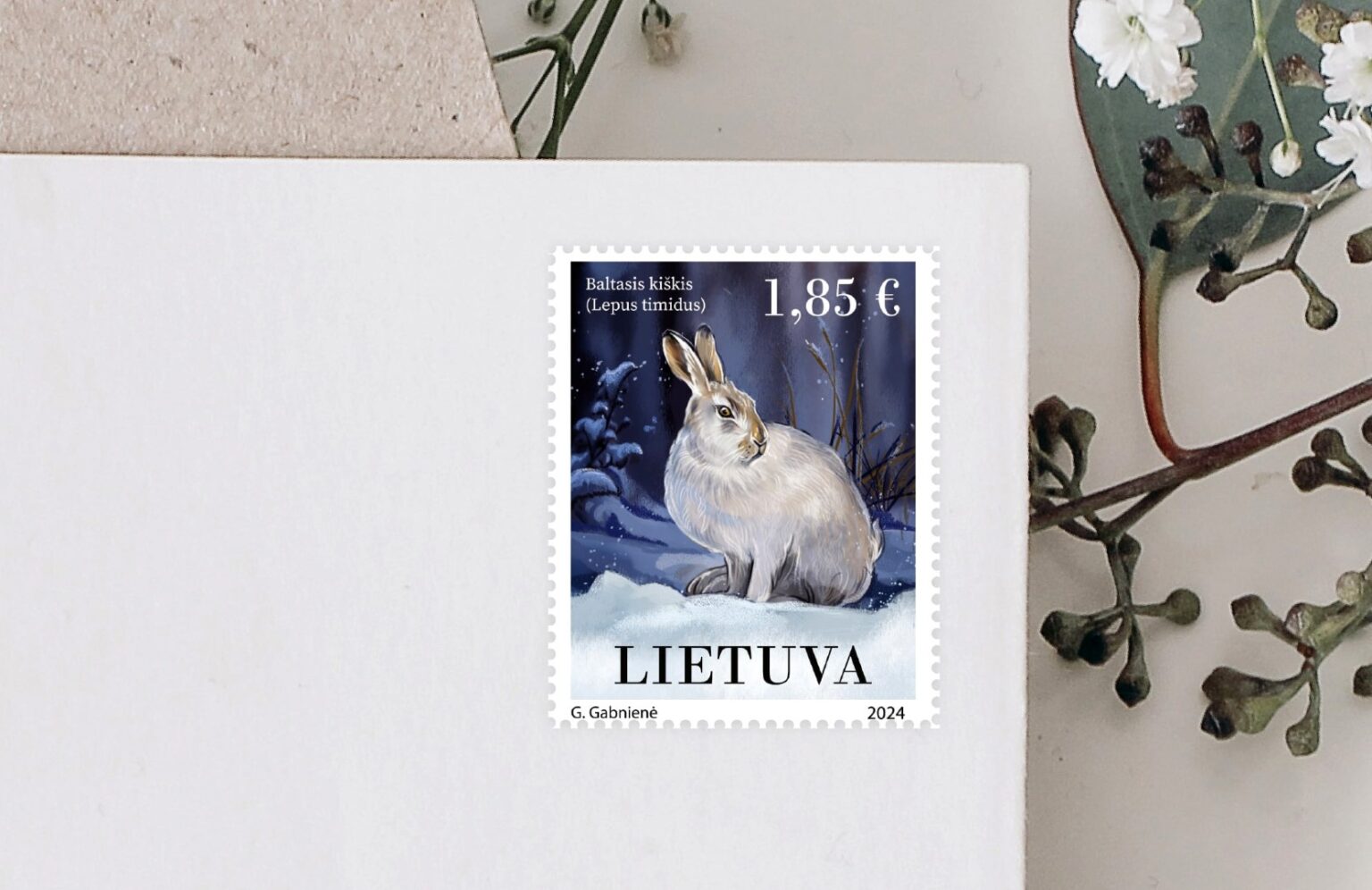 Lietuvos paštas išleidžia Baltajam kiškiui skirtą grafikos dizainerės Giedrės Gabnienės sukurtą pašto ženklą „Lietuvos raudonoji knyga“.