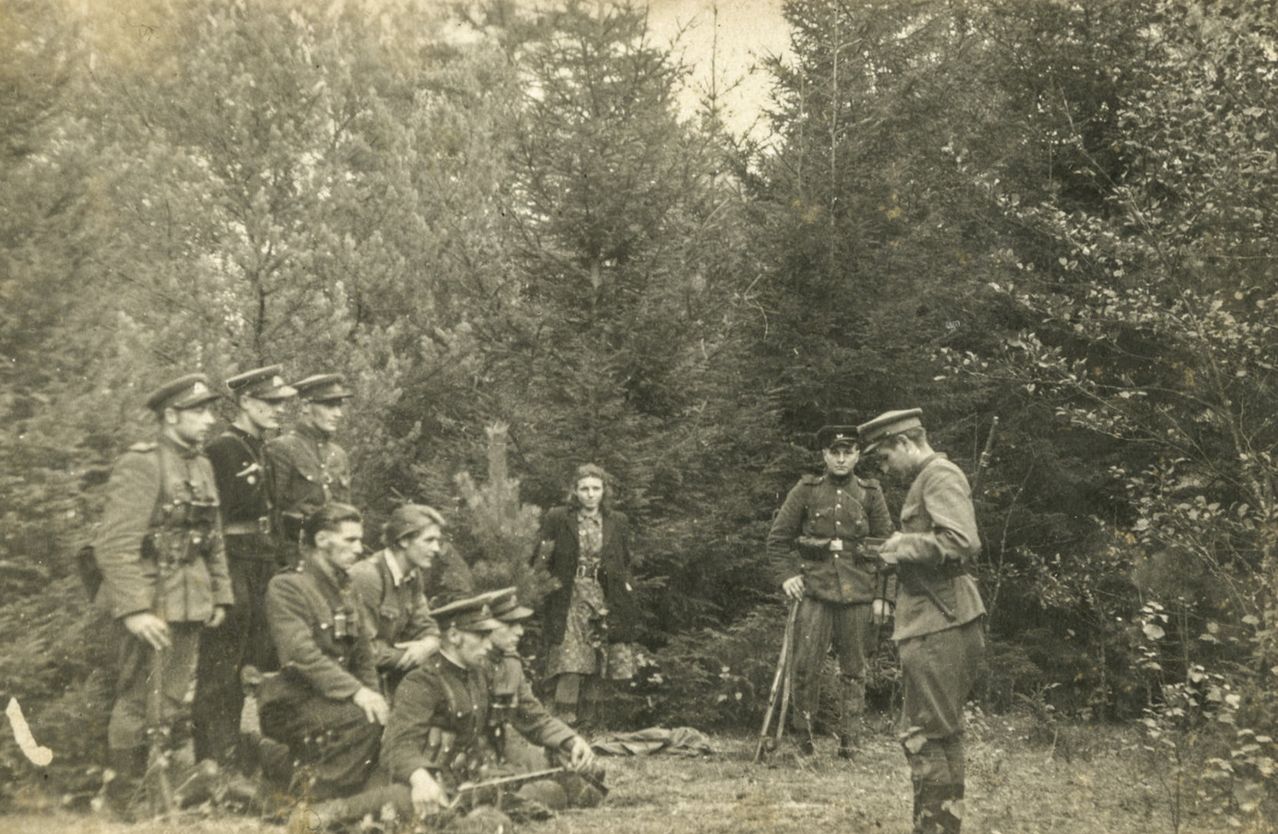 Dainavos apygardos partizanai. Kamerą laiko Juozas Makarevičius-Žilvitis. 1950 metai. LIETUVOS GYVENTOJŲ GENOCIDO IR REZISTENCIJOS TYRIMO CENTRO nuotr.