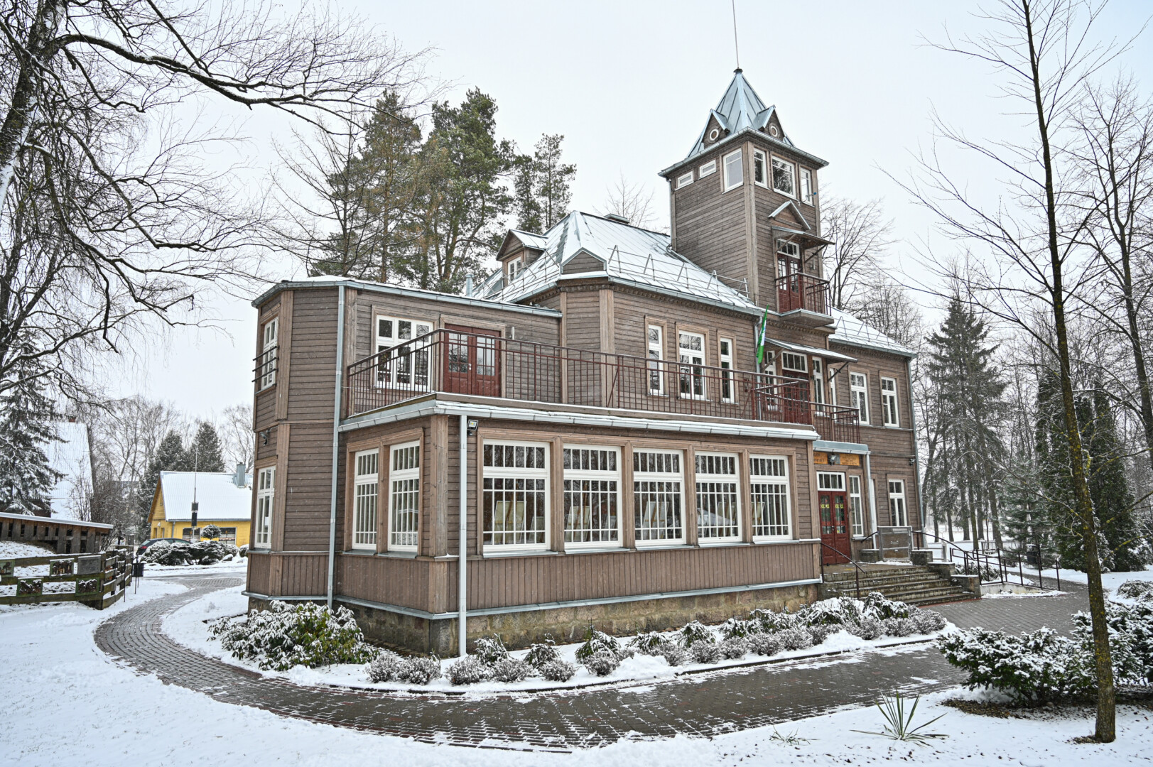 Buvusioje advokato viloje įsikūrusi Gamtos mokykla. P. Židonio nuotr.