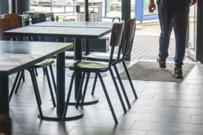 Nustojus galioti pridėtinės vertės mokesčio (PVM) lengvatai maitinimo sektoriui, kavinių ir restoranų lankytojai pajuto kainų augimą.