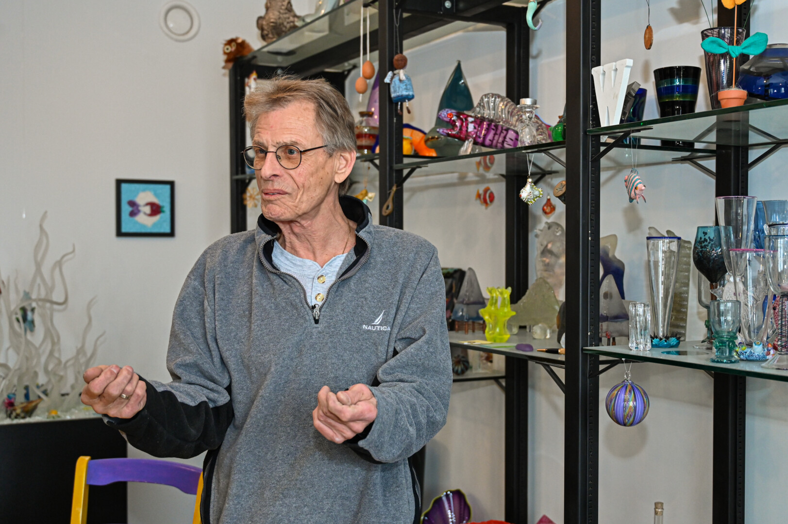 Amerikiečio studijoje Panevėžyje lankytojai pasijunta tarsi stiklo muziejuje. P. ŽIDONIO nuotr.