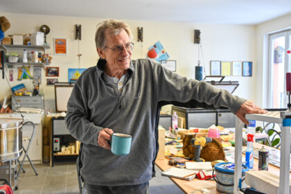 Stiklo dirbtuvių įkūrėjas, dėstytojas, kolekcininkas bei keliautojas amerikietis Markas Ekstrandas, jau daugiau nei 40 metų užsiimantis stiklo amatu, dalinasi savo žiniomis Panevėžyje.