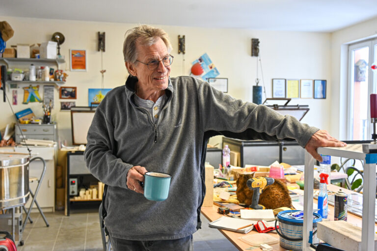 Stiklo dirbtuvių įkūrėjas, dėstytojas, kolekcininkas bei keliautojas amerikietis Markas Ekstrandas, jau daugiau nei 40 metų užsiimantis stiklo amatu, dalinasi savo žiniomis Panevėžyje.