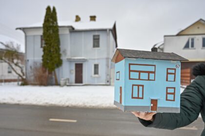 Panevėžyje, medinių namukų nutūptoje Pušaloto gatvėje sujudimas: vietos gyventojai kuria jos pastatų maketus.