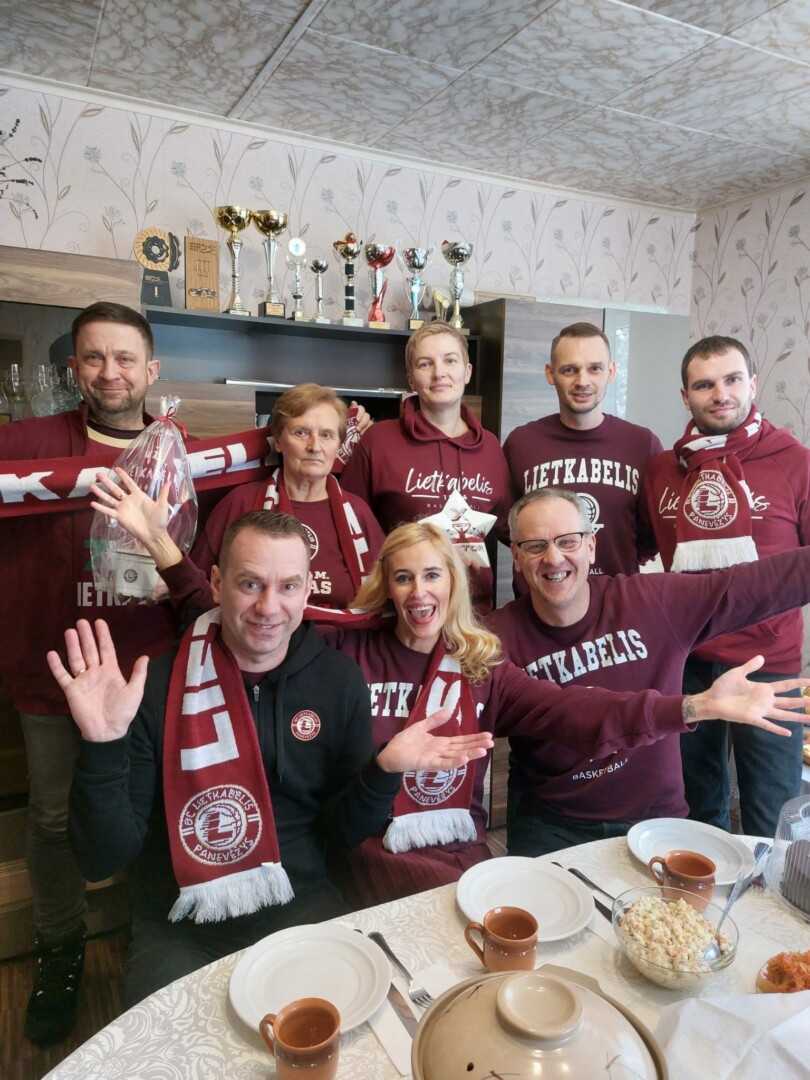 Valentinai Valuškienei įteikti sausio mėnesio žvaigždę į jos namus sugužėjo būrys „Lietkabelio“ aistruolių. A. URBONO nuotr.