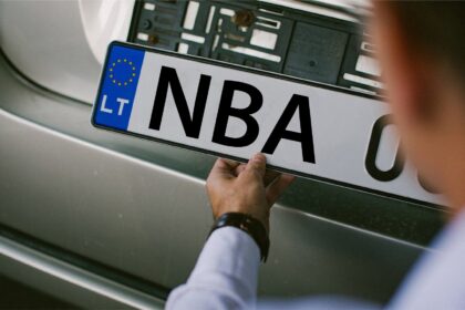 „Regitra“ praneša antradienį skelbsianti 73 naujus planuojamus gaminti registracijos numerio derinius automobiliams. Pirmieji norintys juos išsirinkti ir užsisakyti, galės tą padaryti internetu jau nuo 17 valandos.