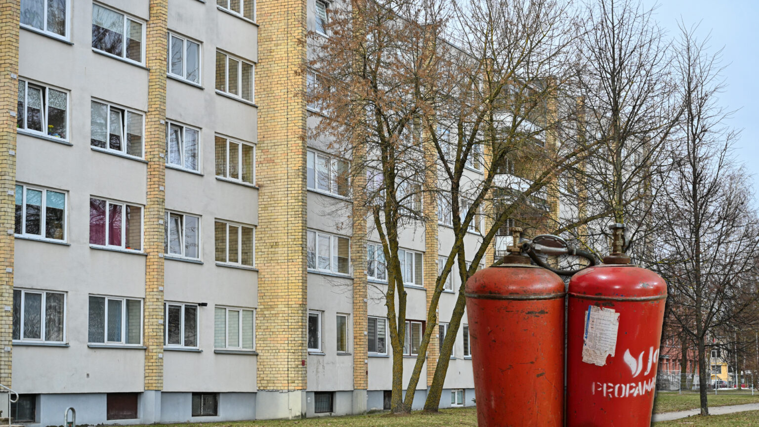 Prieš kiek daugiau nei mėnesį Panevėžyje, viename iš Nemuno gatvės buvusių bendrabučių sprogus dujų balionui ir suniokojus du butus bei sužalojus vieno iš jų savininką, paaiškėjo, kad ne tik šiame daugiabutyje gyvenama lyg ant parako statinės.