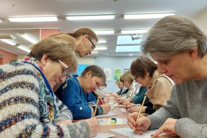 Terminą „kaligrafija“ esame girdėję visi, tačiau kartais sunku įsivaizduoti, kas už jo slepiasi. Rašymo istorija, naujų stilių paieškos ar tiesiog daili rašysena?