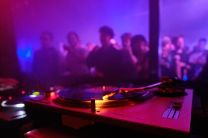 Su bičiuliais į klubą „Naktinis Tbilisis“ penktadienio vakarą atsipalaiduoti atėjusi panevėžietė apstulbo išgirdusi, kad publika linksminama rusiška popmuzika.