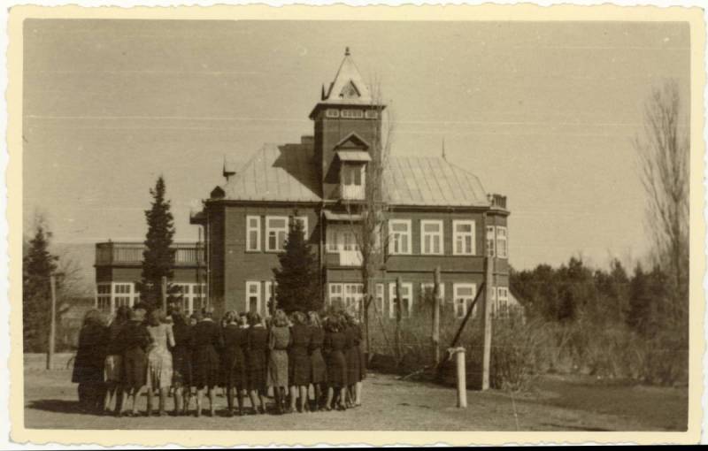 Č. Petraškevičiui su šeima karo metais teko vilą užleisti Panevėžio mergaičių gimnazijos klasėms, mat gimnazijoje Smėlynės g. tuo metu buvo įkurta karo ligoninė. Panevėžio kraštotyros muziejaus fondų nuotr.