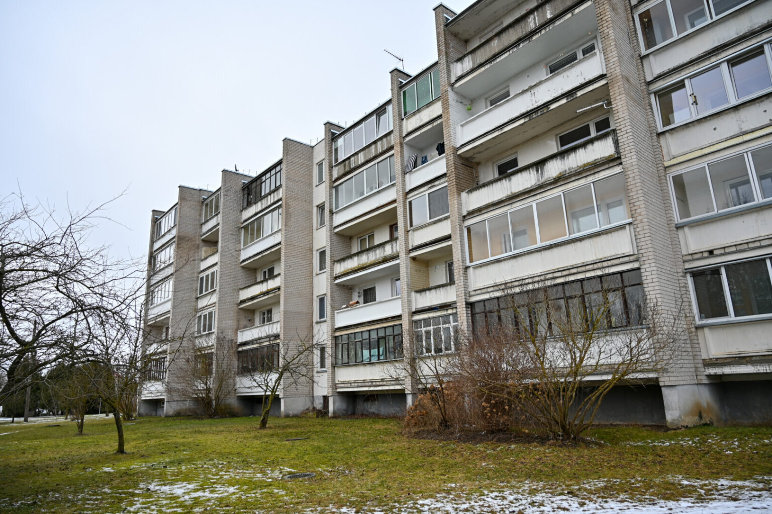 Liūdynės kaimo vieno daugiabučio gyventojai, bute užuodę aitrų ir dirginantį chloro kvapą, bėgo iš namų ir dar iškvietė specialiąsias tarnybas.