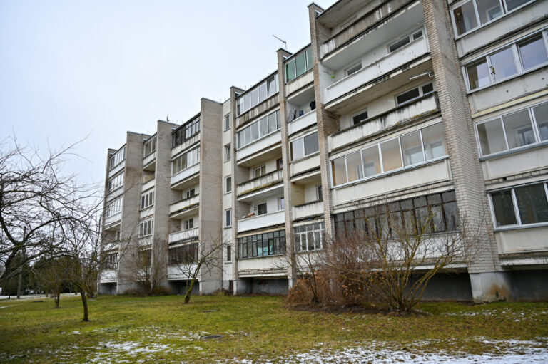 Liūdynės kaimo vieno daugiabučio gyventojai, bute užuodę aitrų ir dirginantį chloro kvapą, bėgo iš namų ir dar iškvietė specialiąsias tarnybas.