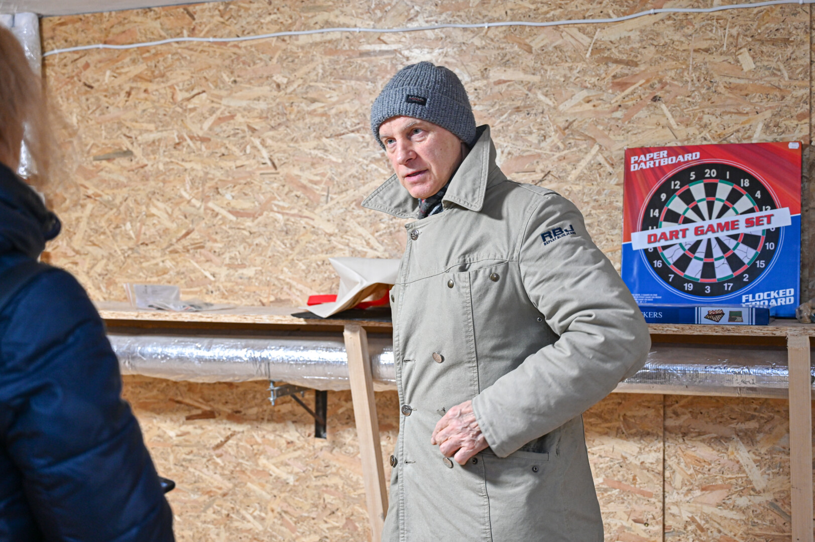 Gendrius Jakubėnas jau svarsto, kad daugiabučio rūsyje bus galima rengti ir poezijos skaitymus ar kamerinės muzikos vakarus. Pats daugybę metų dirbantis džiazo mokytoju pamilti dainą paskatino ir namo gyventojus. P. ŽIDONIO nuotr.