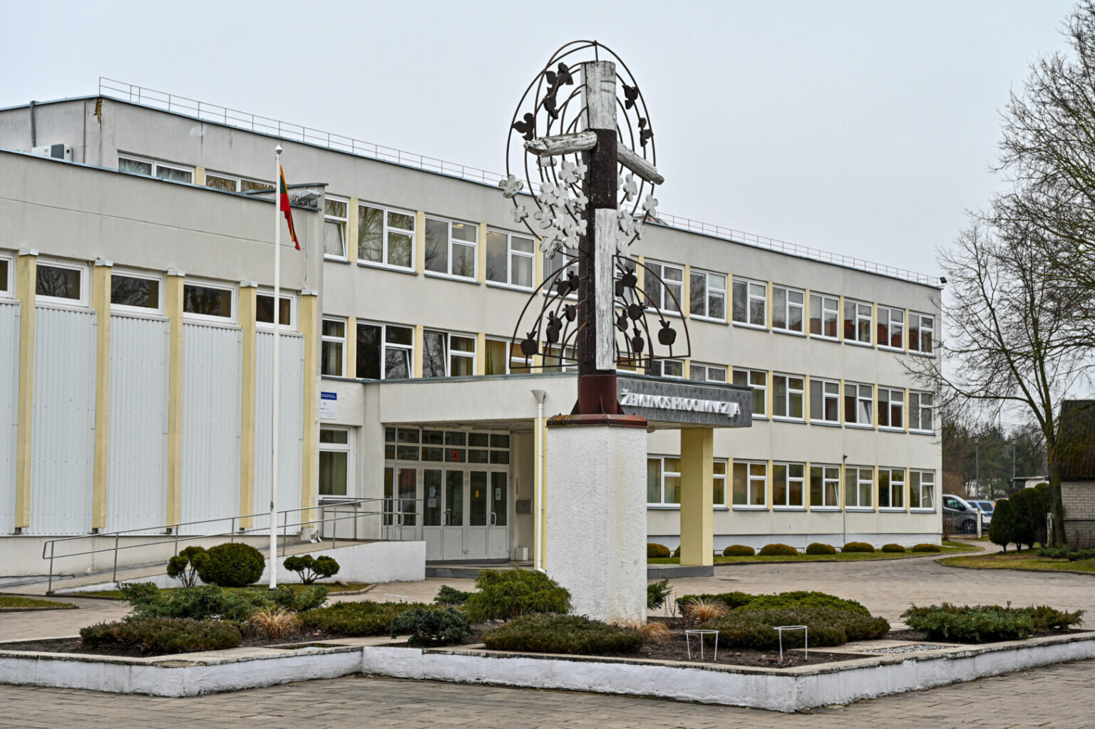 Panevėžio „Žemynos“ progimnazijos simbolis – jos kiemą du dešimtmečius puošusi žemės deivės Žemynos skulptūra dabar atrodo apgailėtinai.