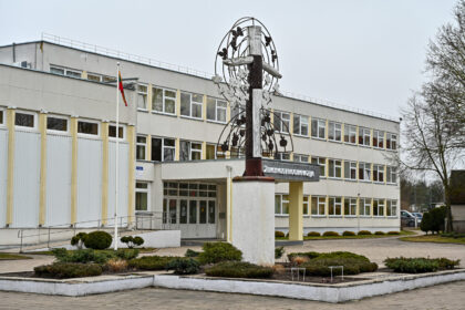 Panevėžio „Žemynos“ progimnazijos simbolis – jos kiemą du dešimtmečius puošusi žemės deivės Žemynos skulptūra dabar atrodo apgailėtinai.