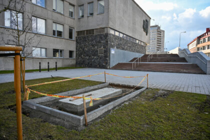 Juozo Miltinio dramos teatro pašonėje, netoli laiptų, vedančių į šią meno šventovę, paskutinę balandžio dieną planuojama atidengti paminklą garsiam teatro ir kino aktoriui Donatui Banioniui.