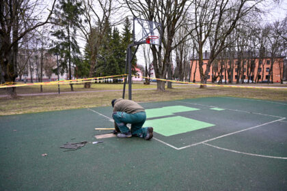 Nors Marijonų sodo rekonstrukcija baigta vos daugiau nei prieš trejus metus, jame ir vėl pluša statybininkai – tvarkoma krepšinio aikštelės danga.