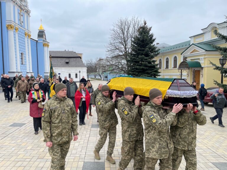 Už Ukrainą kariavęs ir netoli Bachmuto žuvęs 42-ejų Tadas Tumas, šaukiniu Milžinas, tapo pirmuoju lietuviu kariu, padėjusiu galvą už ukrainiečių laisvę.