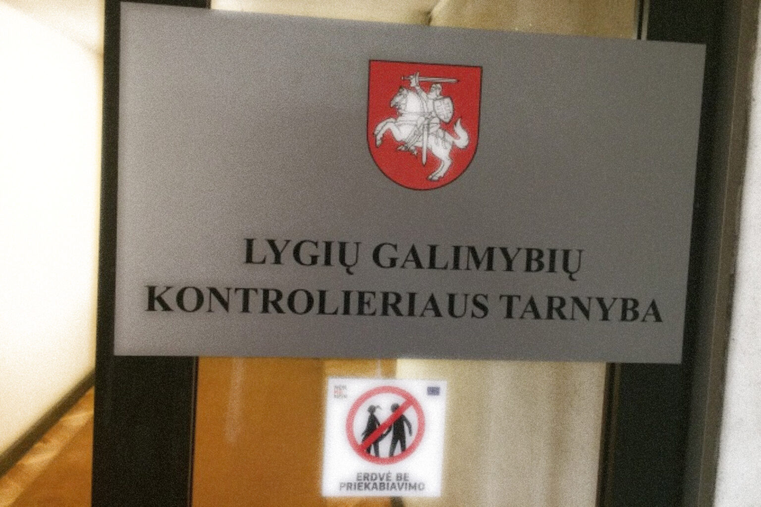 Lygių galimybių kontrolieriaus tarnybai tenka net valytojas mokyti elementaraus padorumo nešiūruoti šluota persirengimo patalpose, kai jose persirengia vyrai.