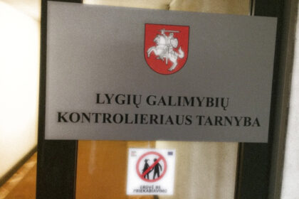 Lygių galimybių kontrolieriaus tarnybai tenka net valytojas mokyti elementaraus padorumo nešiūruoti šluota persirengimo patalpose, kai jose persirengia vyrai.