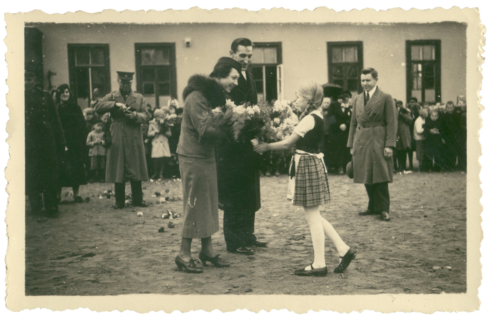 Lakūno Felikso Vaitkaus sutikimas pradinėje mokykloje 1935-aisiais. PANEVĖŽIO KRAŠTOTYROS MUZIEJAUS rinkinių nuotr.